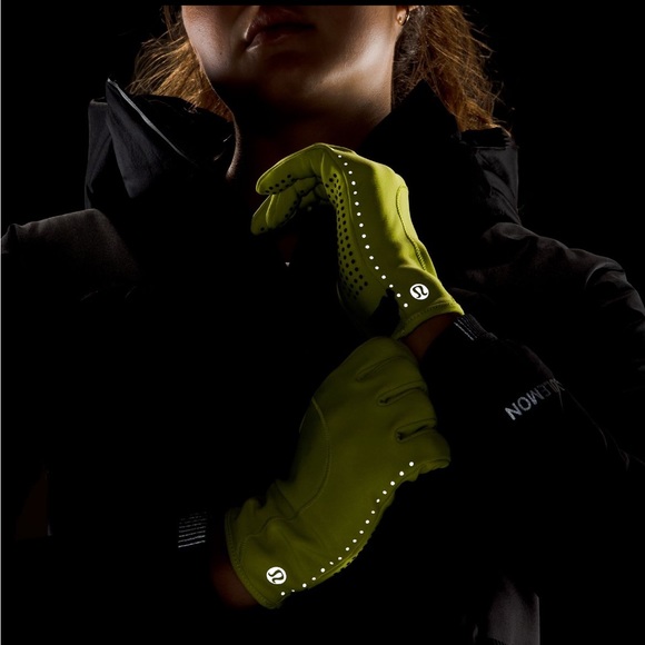 Lululemon Run For It All Tech Gloves in Yellow Serpentine 💛 - Picture 4 of 11